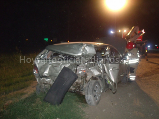 Violenta colisión entre una camioneta y un auto en la ruta 191 deja a dos personas heridas 