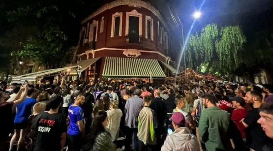 Lionel Messi fue a cenar a una parrilla de Palermo y una multitud lo esperó en la puerta 