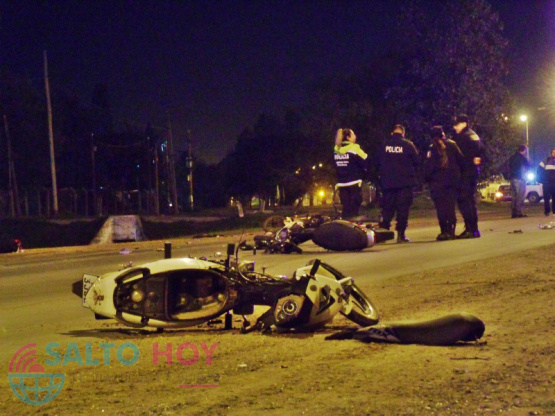 Crónica de un accidente anunciado: corrían picadas y embistieron a un hombre que esperaba en el semáforo