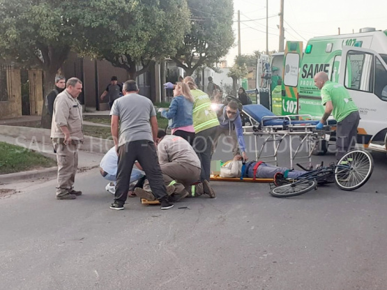 Violento choque entre una moto y una bicicleta: dos heridos