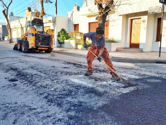 Continúan los trabajos de bacheo y pavimentación en Salto