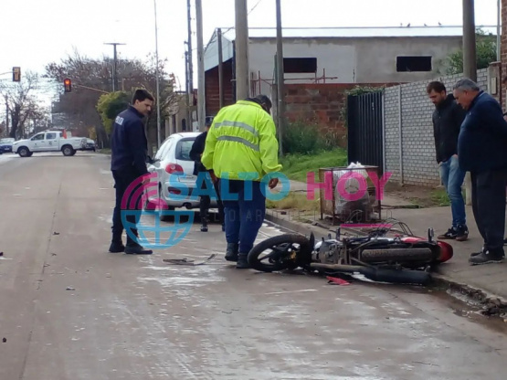 Una persona herida tras un accidente entre una moto y una camioneta