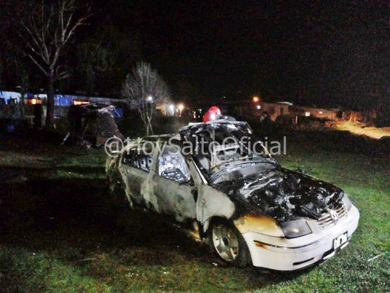 Un vehículo ardió en llamas en el barrio Valacco