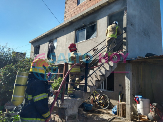 Incendio en una vivienda: una mujer fue trasladada al Hospital