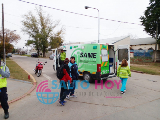 Motociclista esquivó a una bici y cayó al asfalto 