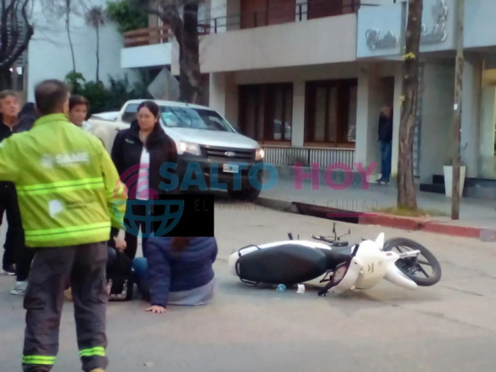 Una mujer cayó de su motocicleta y sufrió heridas