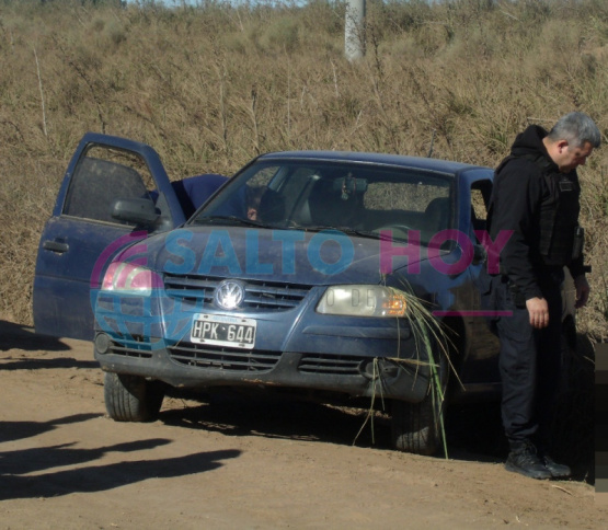 La policía lo quiso identificar, se fugó y volcó 