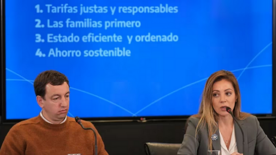 El Gobierno analiza si habrá aumentos en YPF y en las tarifas de gas y electricidad por la suba del dólar